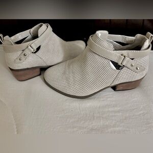 Dr. Scholl's Baxter Ankle Bootie, Taupe Perforated,
Memory foam Cool Fit | 8.5M